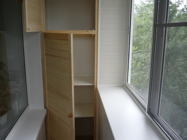 Выбираем встроенный шкаф для балкона правильно!