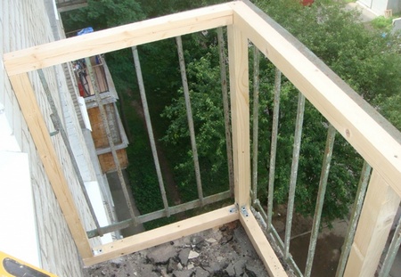 Установка балконных рам из алюминия