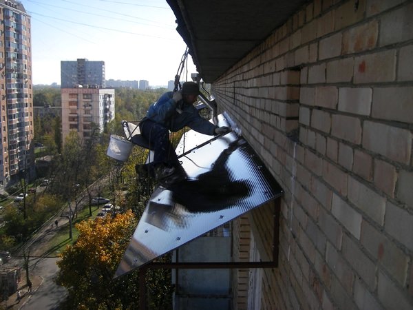 Монтаж навесного козырька над балконом