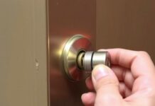 Как самостоятельно заменить личинку замка: подробное руководство