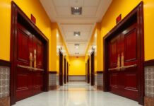 Противопожарные двери в коридор: как выбрать, установить и не пожалеть