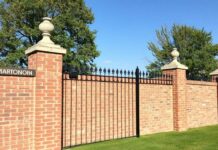 Кирпичные или монолитные заборы: как выбрать между традицией и монолитом Кирпичные или монолитные заборы: как выбрать между традицией и монолитом